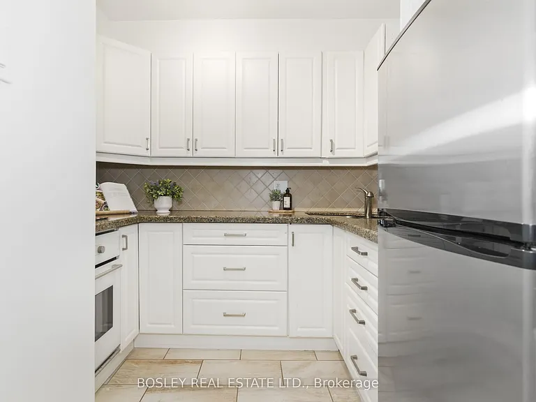 335 Lonsdale Rd #210 — Photo 12