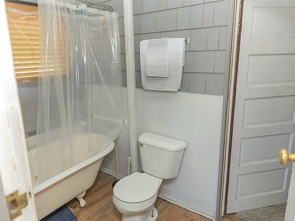 3rd image of 203 Balsam St