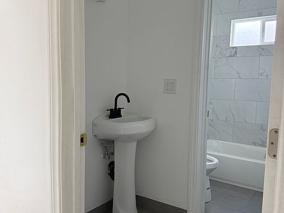 5th image of 5421 Ash St APT 1