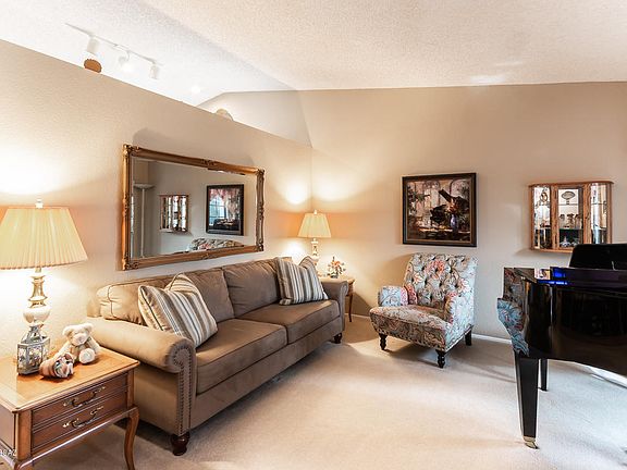 4th image of 8501 N Snowdrop Dr