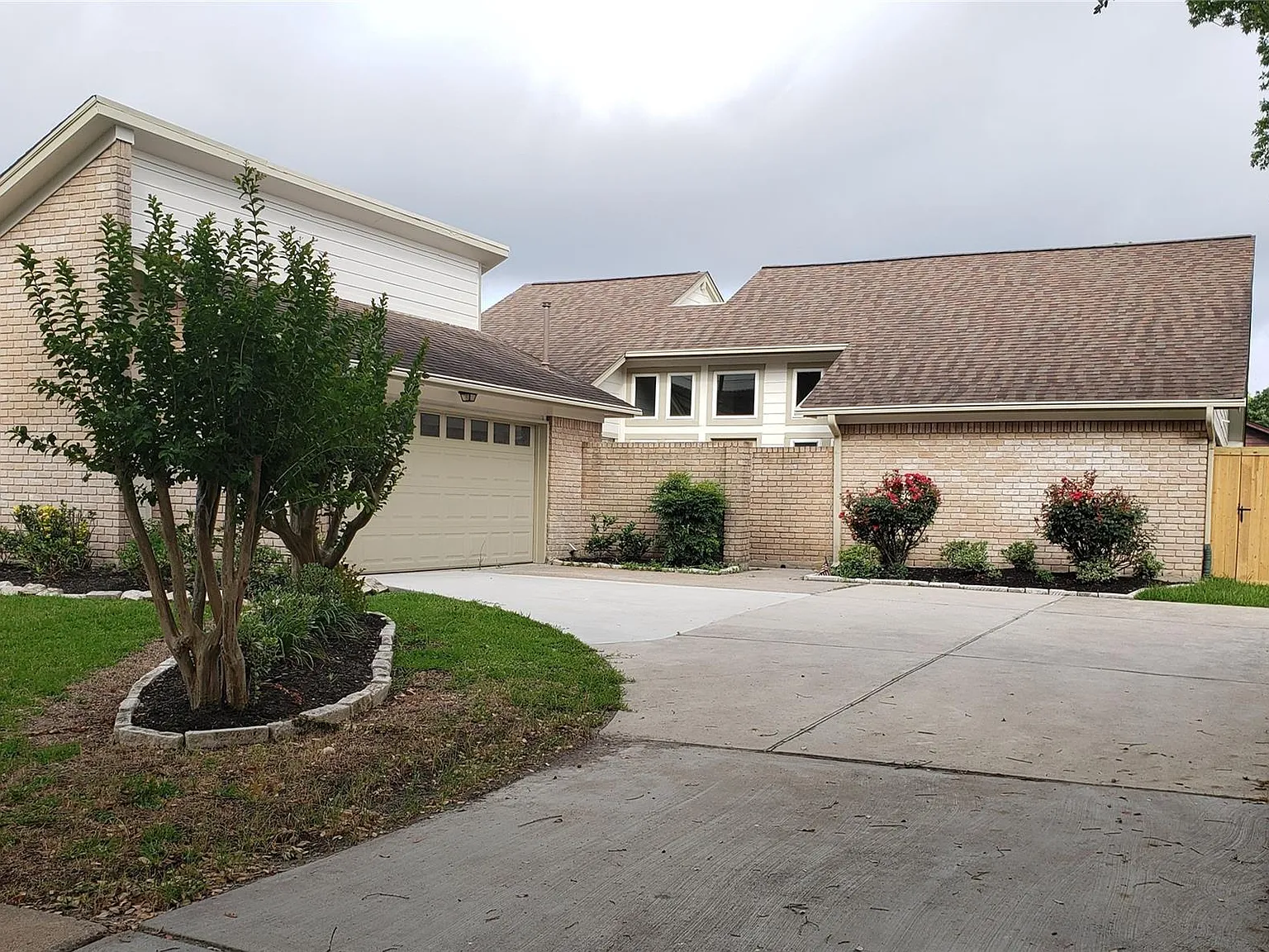 3 bed, 2.0 bath, 1938 sqft, $2,250 — Photo 1