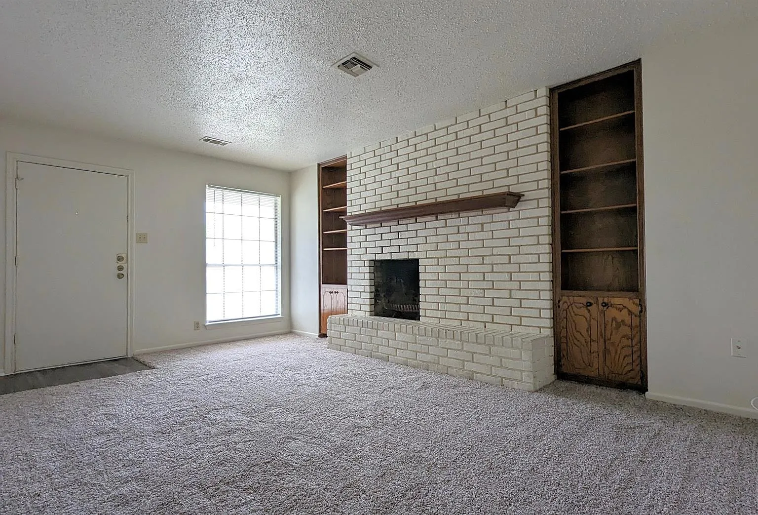 326 Tucson Dr — Photo 2