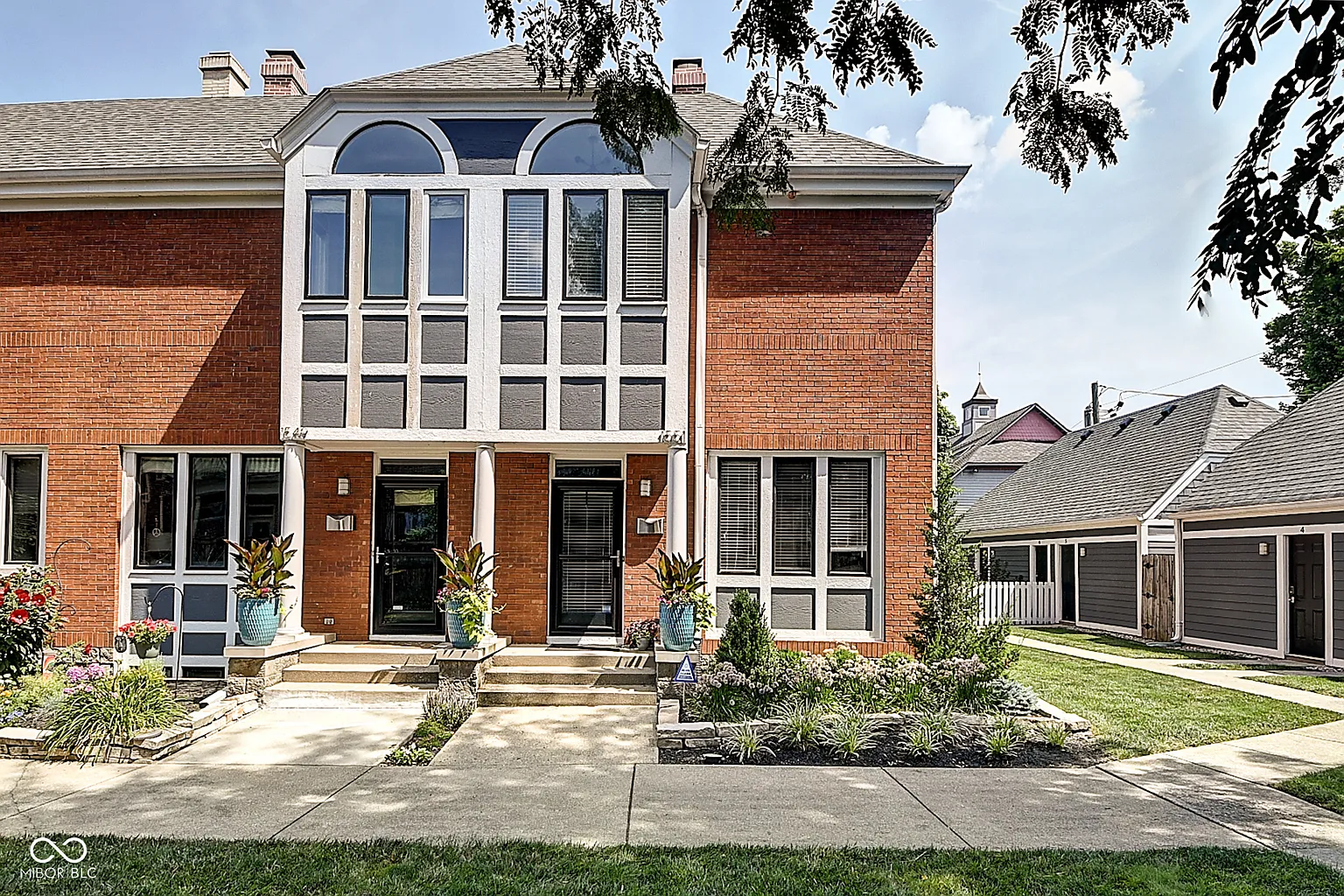 1551 N Park Ave photo 1