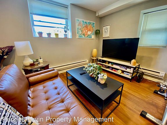 2nd image of 821 Marshall St NE #B2