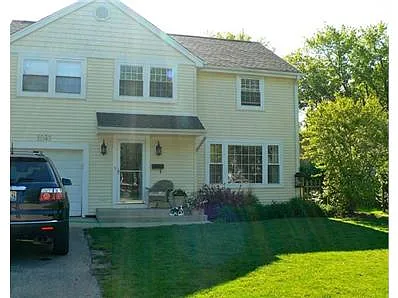1043 Briarwood Ln photo 1
