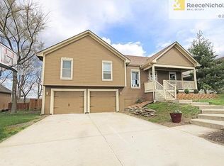 1305 Meadows Ln, Greenwood, MO 64034