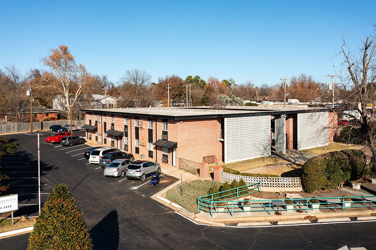 Building Photo - 1325 W Lindsey St