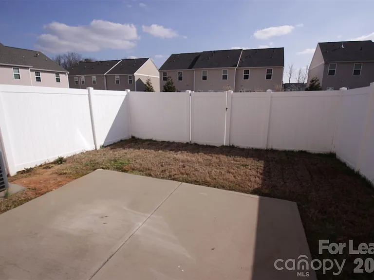 2436 Silverthorn Dr — Photo 34