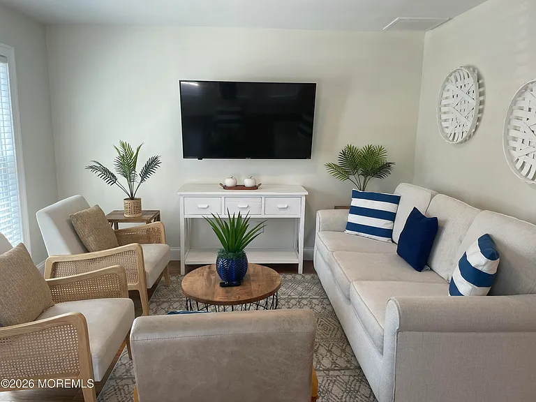 32 Franklin Ave — Photo 3