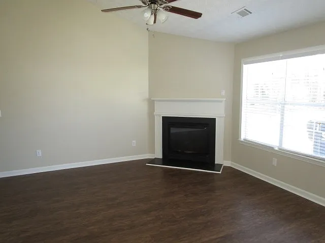 305 Brannans Ct — Photo 2