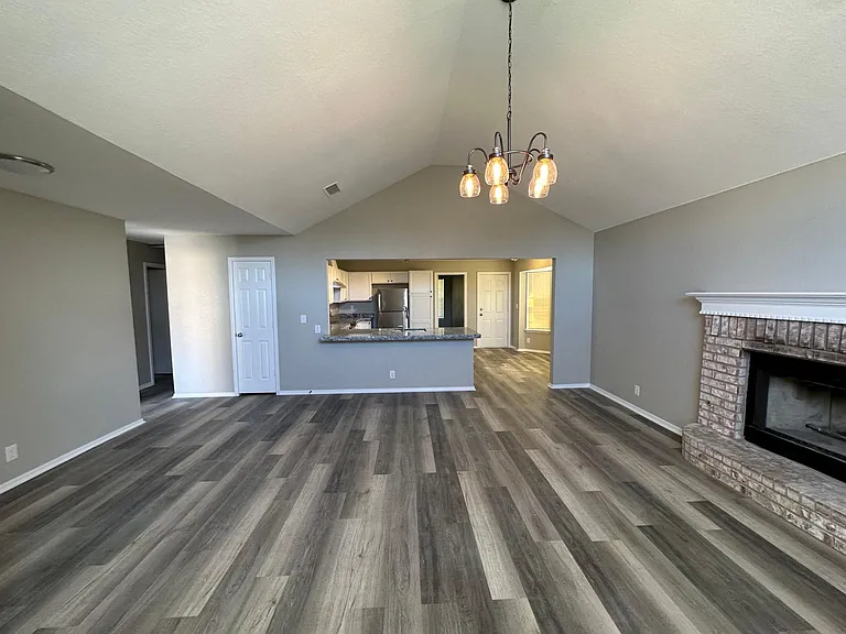 1029 E 64th Pl — Photo 2