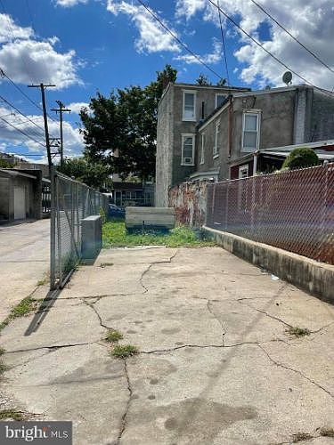 2nd image of 1043 Windsor St