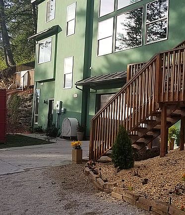 3rd image of 445 Upper Evergreen Dr
