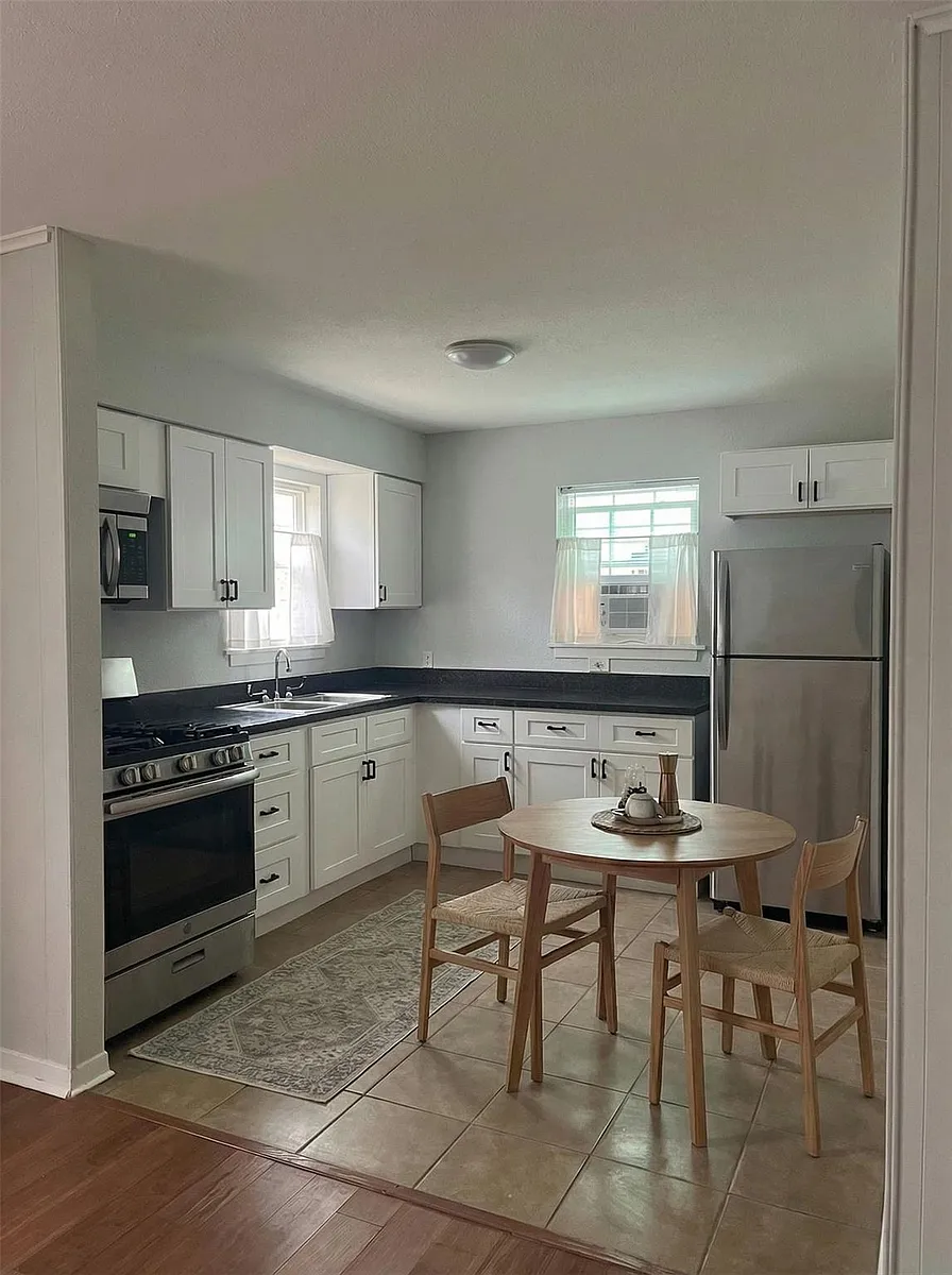 Building Photo - 4911 Delano St #1