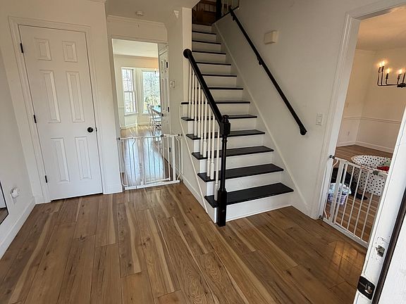 3rd image of 122 Hollyridge Rd
