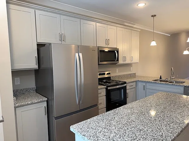 102 Riggins Ln — Photo 6