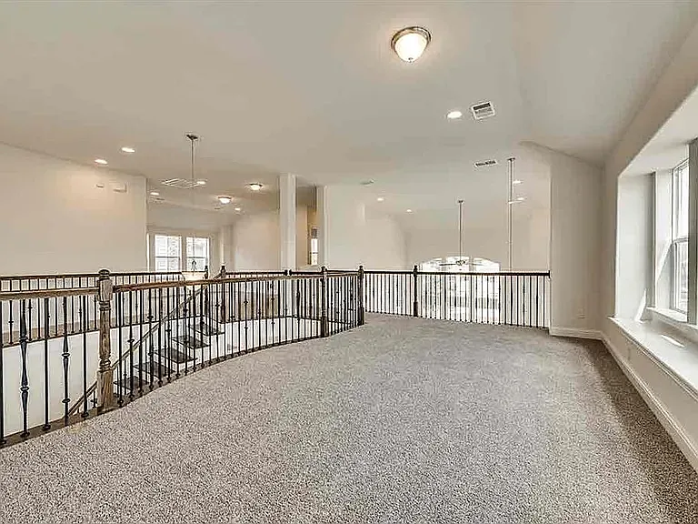 4737 Mulholland Dr — Photo 18