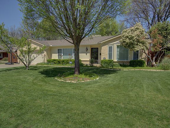 2nd image of 2933 Huntleigh Dr
