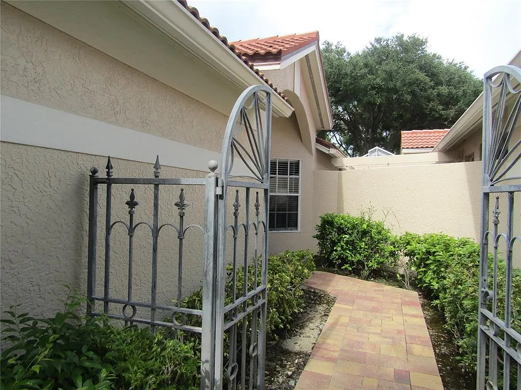 3 bed, 2.0 bath, 1847 sqft, $5,500 — Photo 3