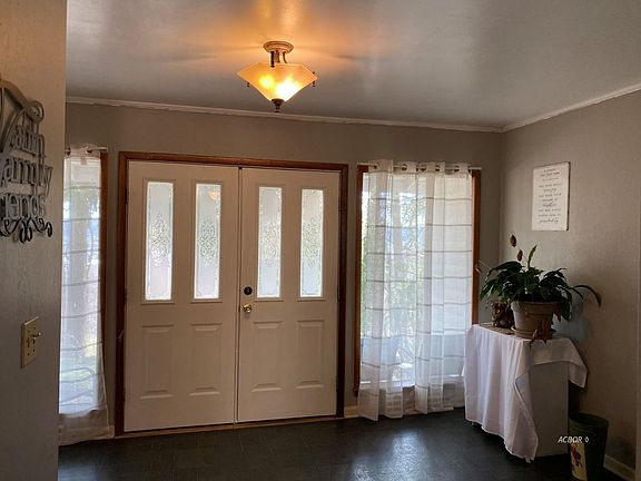 3rd image of 19 Oakwood Dr