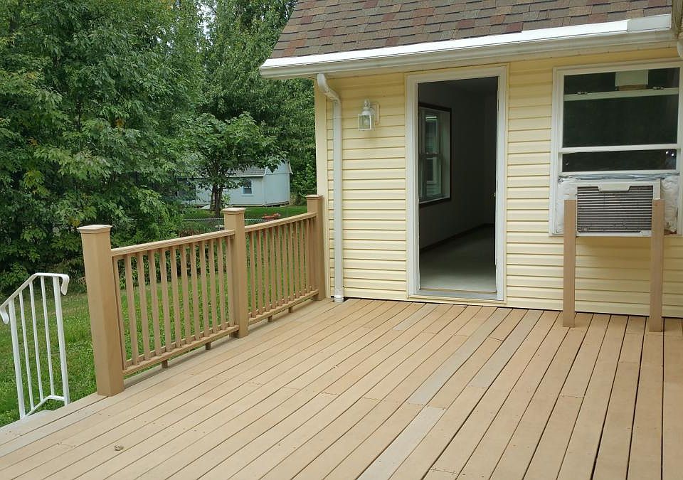 Back yard deck/door to fam.rm