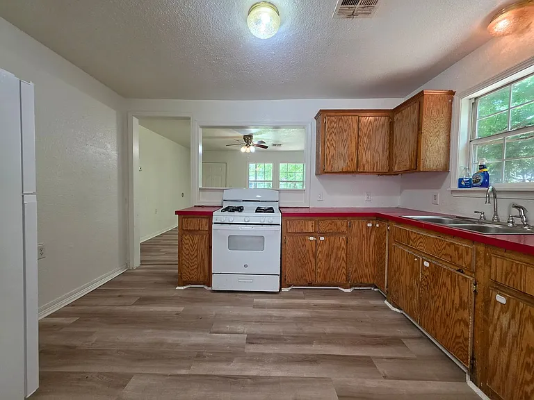 302 E Anna St — Photo 7