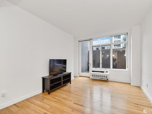 3rd image of 333 E 109th St APT 1D