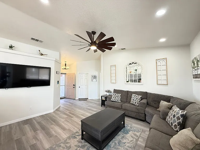2725 Huntington Dr — Photo 3