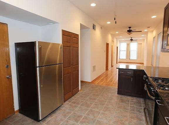 4th image of 1223 W Erie St #1
