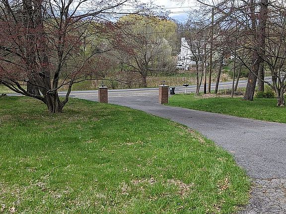 3rd image of 75 Old Minisink Trl