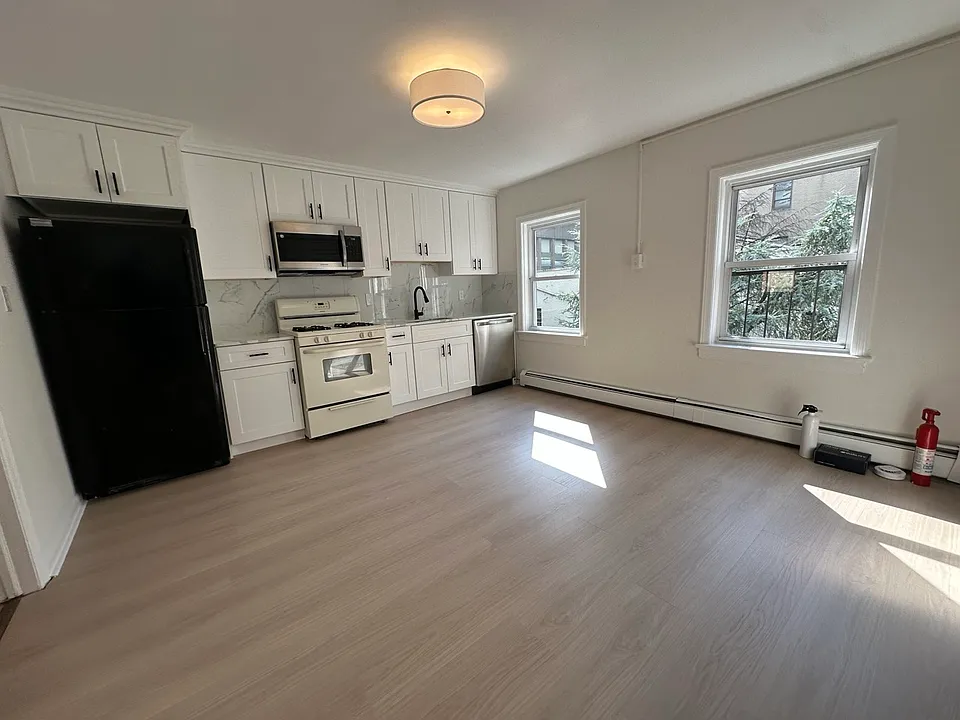 310 Bloomfield St #3