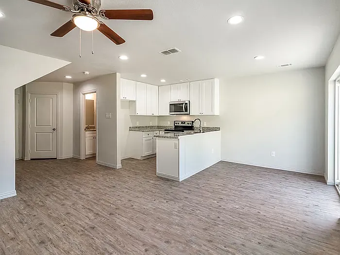 3 bed, 2.5 bath, 1180 sqft, $1,675 — Photo 2