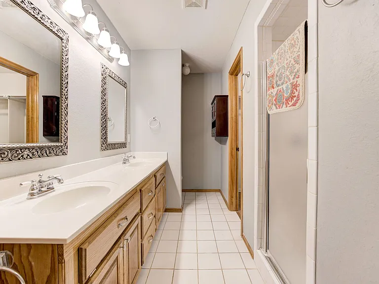 605 Eastview Dr — Photo 36