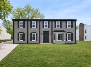 5590 Bayswater Rd, West Bloomfield, MI 48322