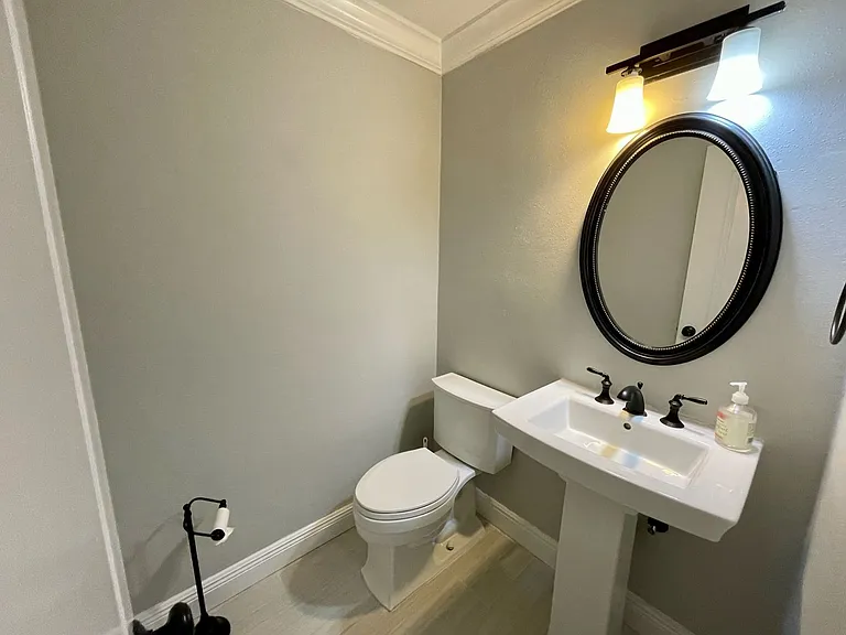 2416 W Chicago Ave — Photo 26