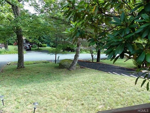 4th image of 33 Timber Hill Ln