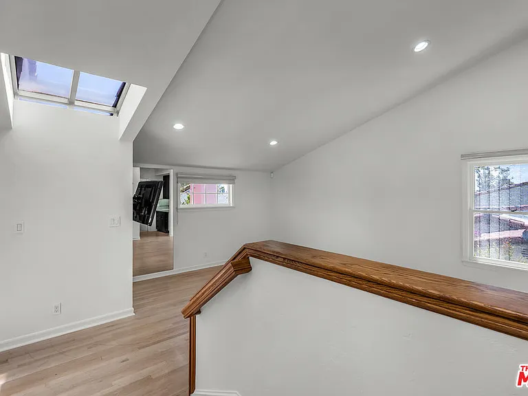 1521 Midvale Ave — Photo 38
