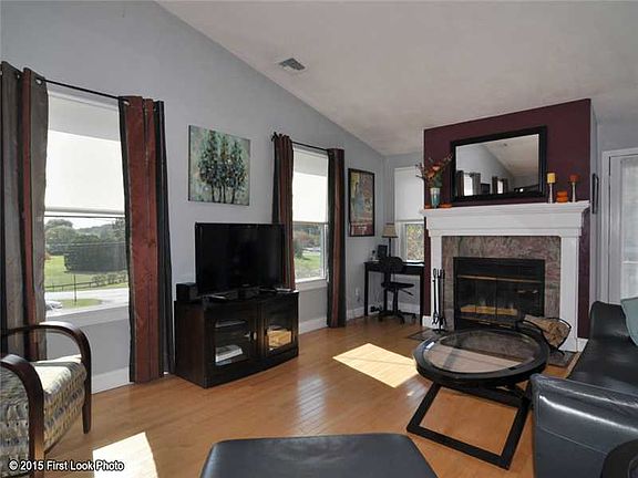 4th image of 29 Swan Ct #E