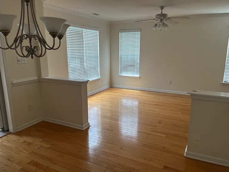 9827 Grettle Ct — Photo 5