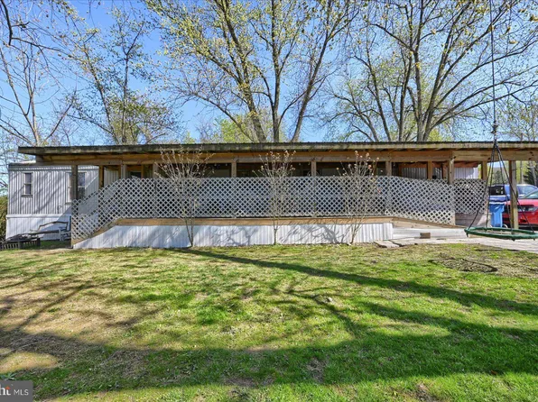 563 Pine Dr, York, PA 17406