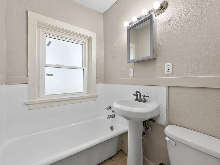 901 E Linwood Blvd — Photo 23