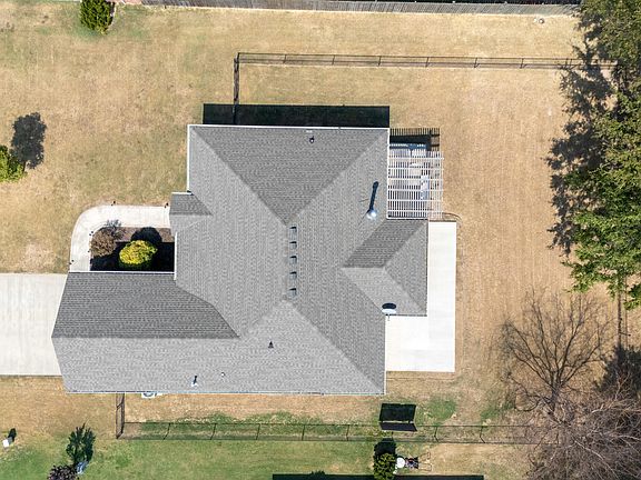 4th image of 405 Fairway Cir