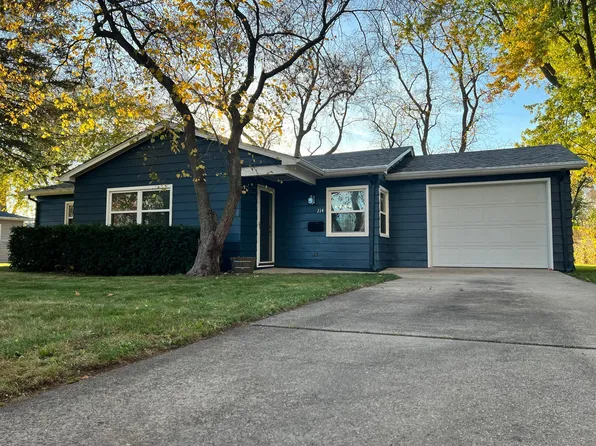 214 E Arrowhead St, North Aurora, IL 60542