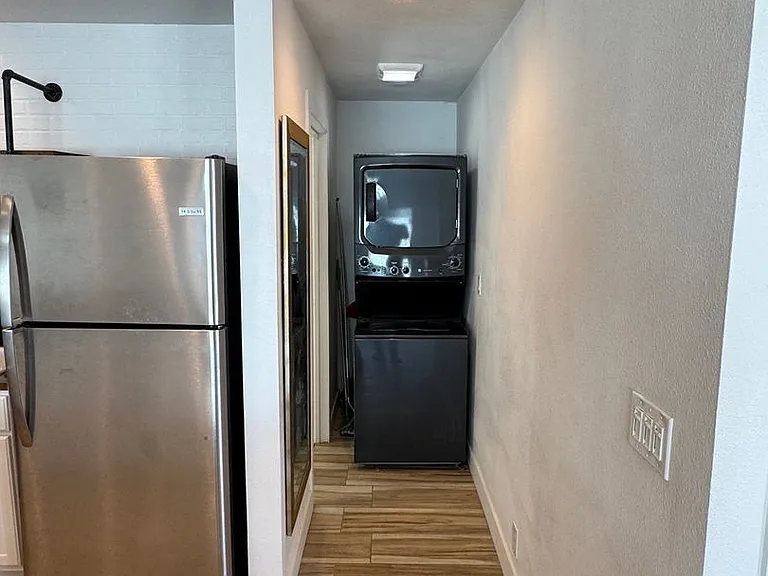 !! Move-In Special !! Cozy Carson Back House With Skylights & Washer/Dryer — Photo 8