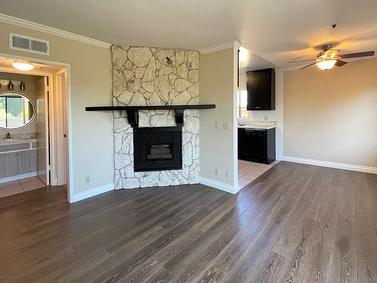Great layout - Bedrooms on opposite sides of the unit