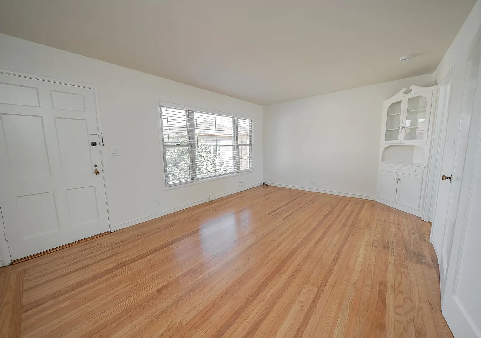 2526 Ivy Dr — Photo 4