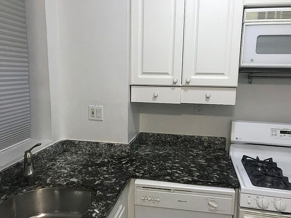 5th image of 333 E 43rd St APT 101