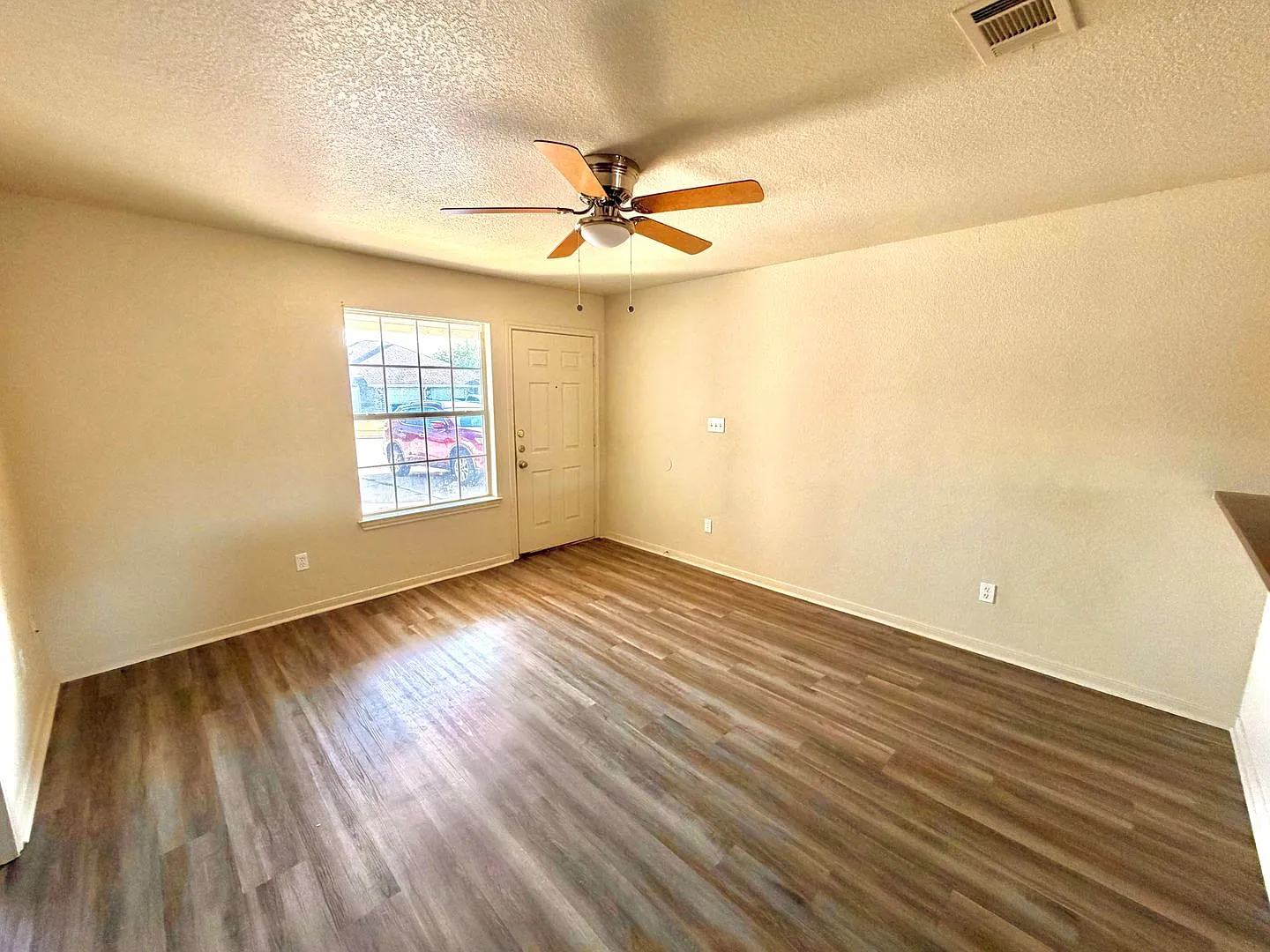 212 Janelle Dr — Photo 2