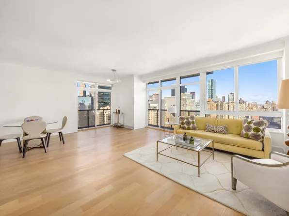 100 United Nations Plaza image 2 of 10