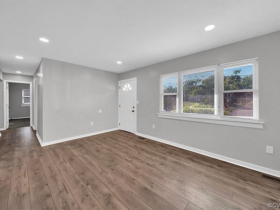 4th image of 4 Gloucester Cir